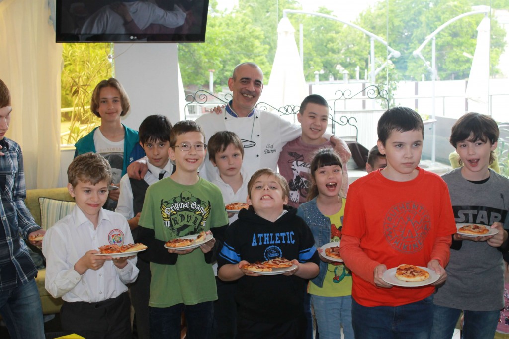 16 мая подопечные «Синей птицы» побывали на мастер-классе по приготовлению пиццы в итальянском ресторане "Taormina"