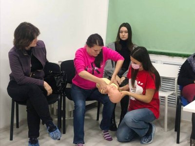 Как нас учили помогать