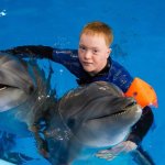 В Сочи дети с ограниченными возможностями здоровья побывали на сеансе дельфинотерапии