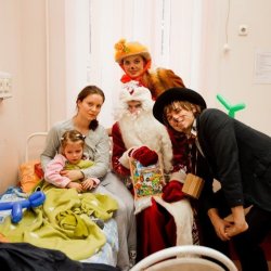 10 января 2011: Поздравление деток из хирургического отделения ДККБ, не имеющих возможности спуститься в зал на Новогодний праздник